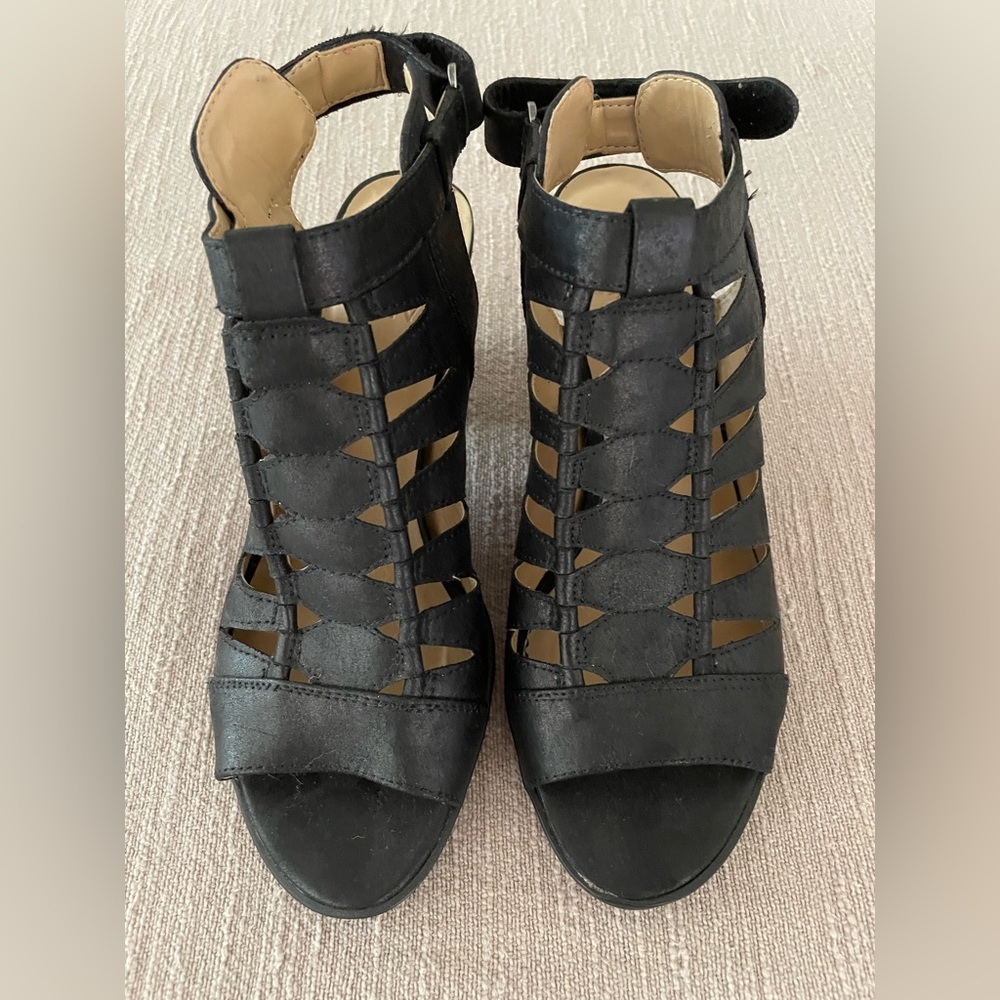 Naturalizer Open-toed heels with Velcro closure